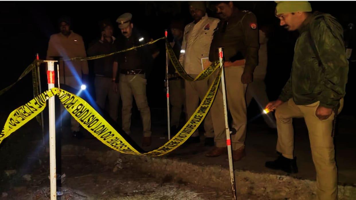 Gunfire erupts in Ghazipur criminal injured five criminals arrested youth shot after entering home