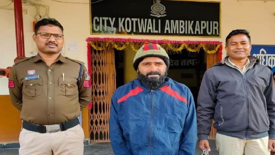 पुलिस की गिरफ्त में आरोपी