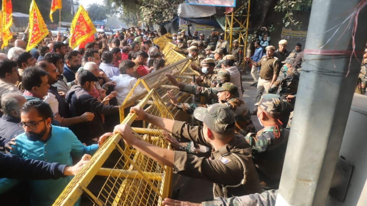 MCD took action against encroachment at Jhandewalan in delhi