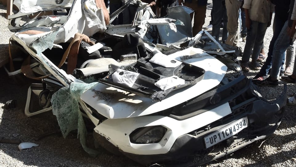 UP Road Accident: Seven Dead as Car Crushed Near Saharanpur News in Hindi