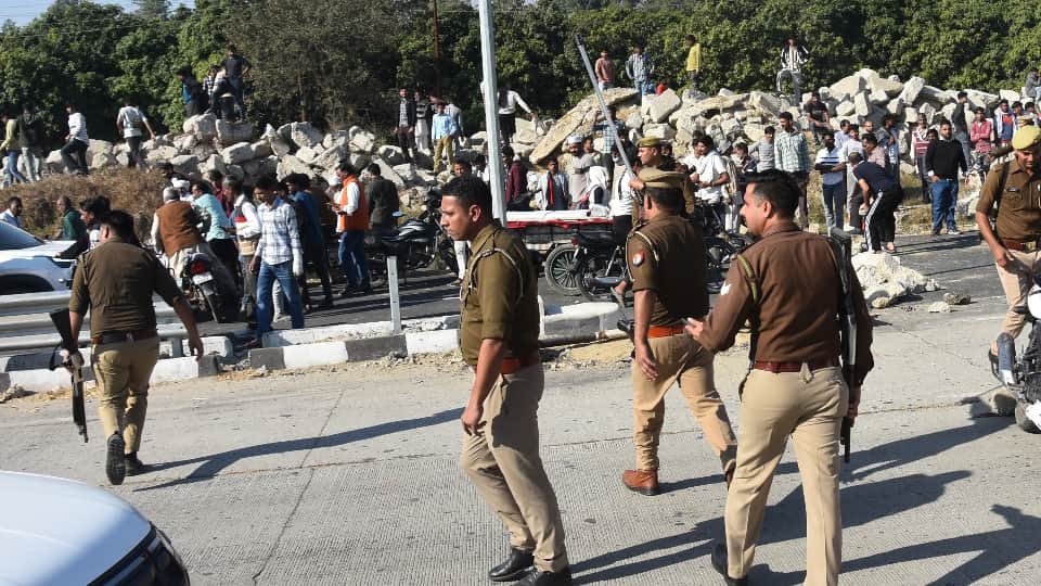 UP Road Accident: Seven Dead as Car Crushed Near Saharanpur News in Hindi