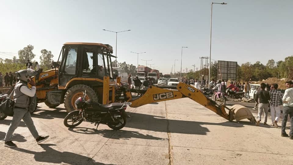 UP Road Accident: Seven Dead as Car Crushed Near Saharanpur News in Hindi