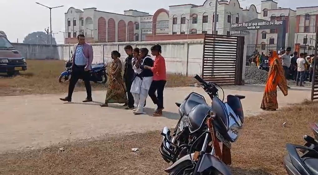 Bihar News: A short circuit caused a fire in a residential school, leaving 10 female students unconscious as s