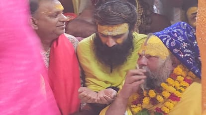 UP: अचानक बरसाना पहुंचे संत प्रेमानंद महाराज, राधारानी के किए दर्शन...उमड़ पड़ी भीड़ Sant Premanand Ji’s Surprise Visit to Barsana: Massive Devotee Rush to Shriji Temple