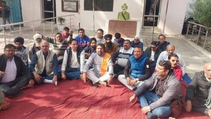 Meerut: थापरनगर में शाहिद ने खरीदा मकान, विरोध में सदर थाने में हिंदू संगठन का हंगामा, ये बोले शाहिद कुरैशी Meerut: Shahid bought a house in Thaparnagar, Hindu organization created ruckus in Sadar police station