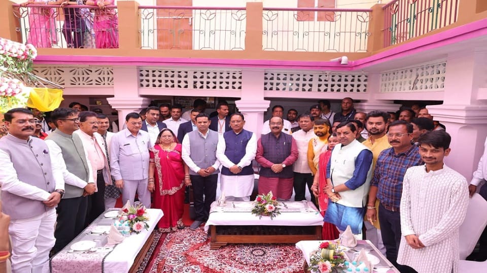 शादी समारोह में सीएम साय व अन्य