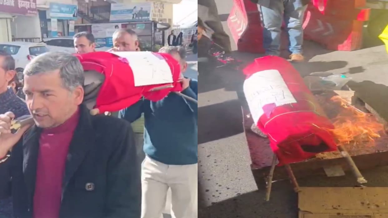 Hindu Sangharsh Samiti takes out funeral procession in Sanjauli Mosque case, burns government effigy