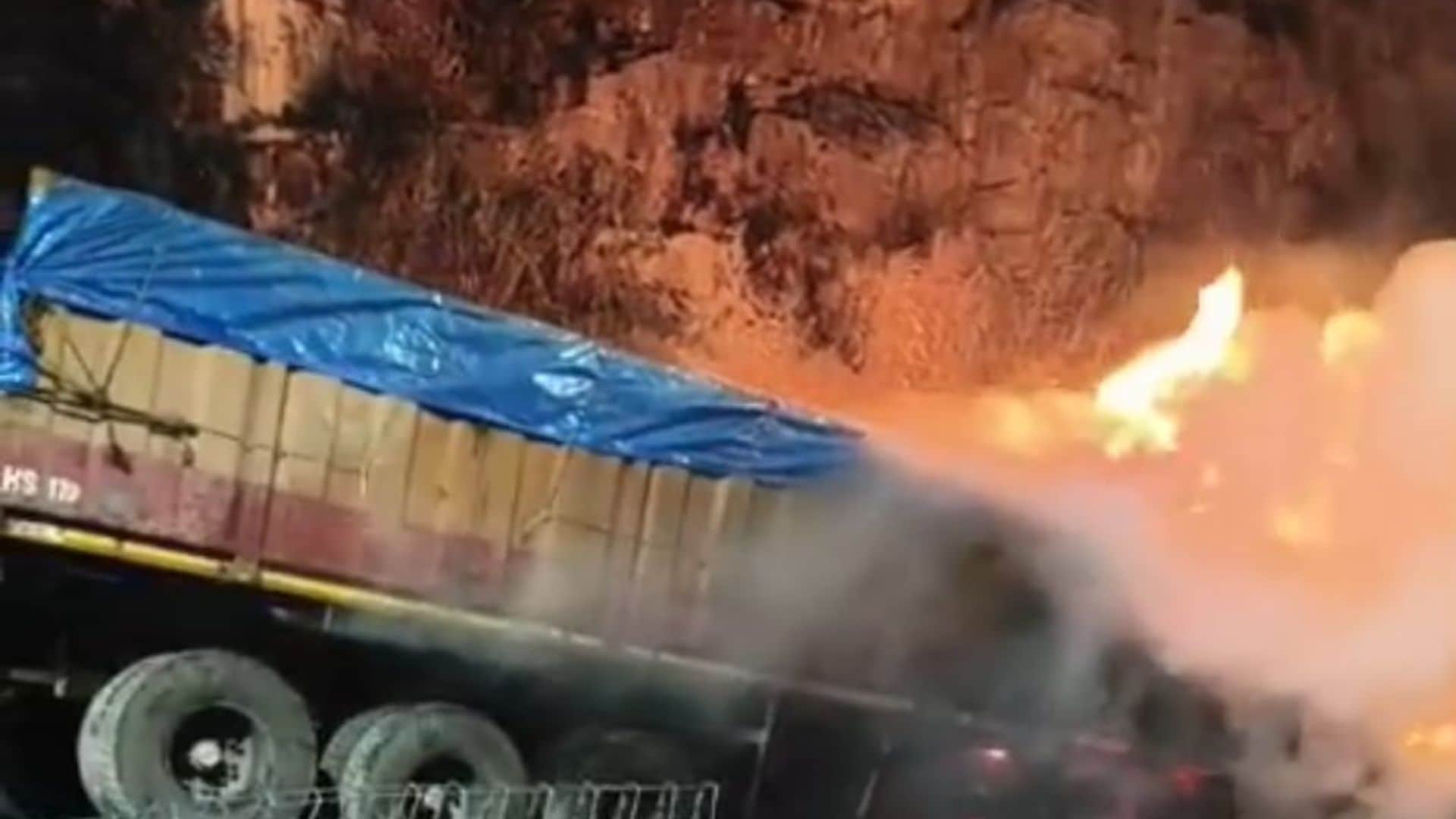 धूं-धूं कर जली ट्रक