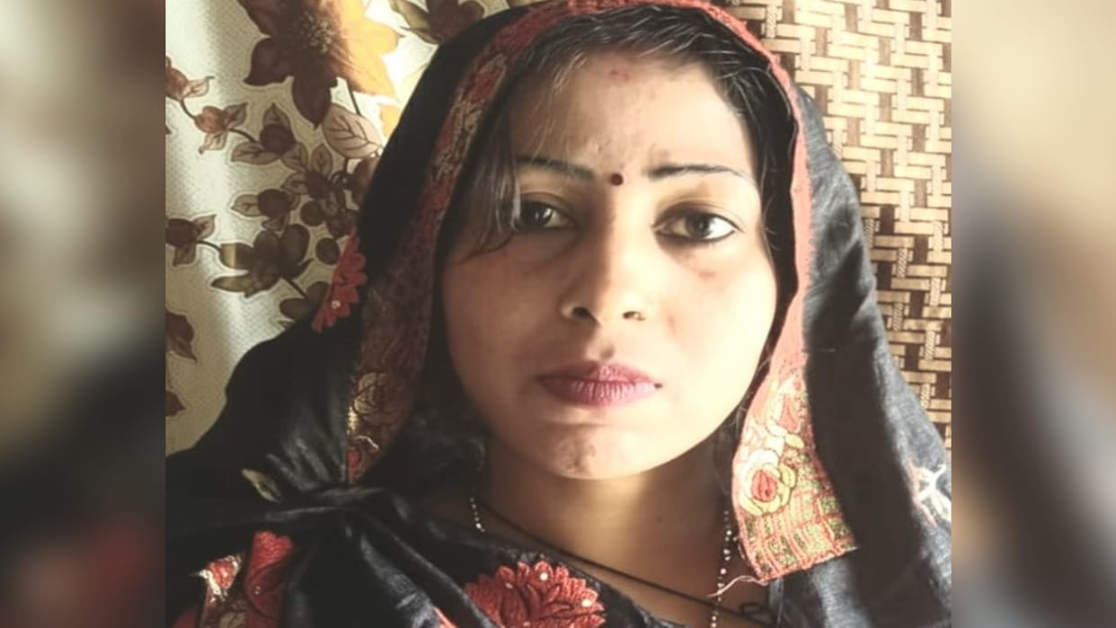woman dead body found hanging in room husband hid incident for 24 hours in pilibhit