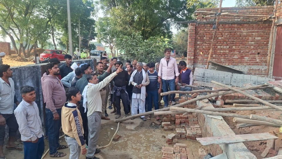 A 24-meter-long roof was being placed on four brick columns