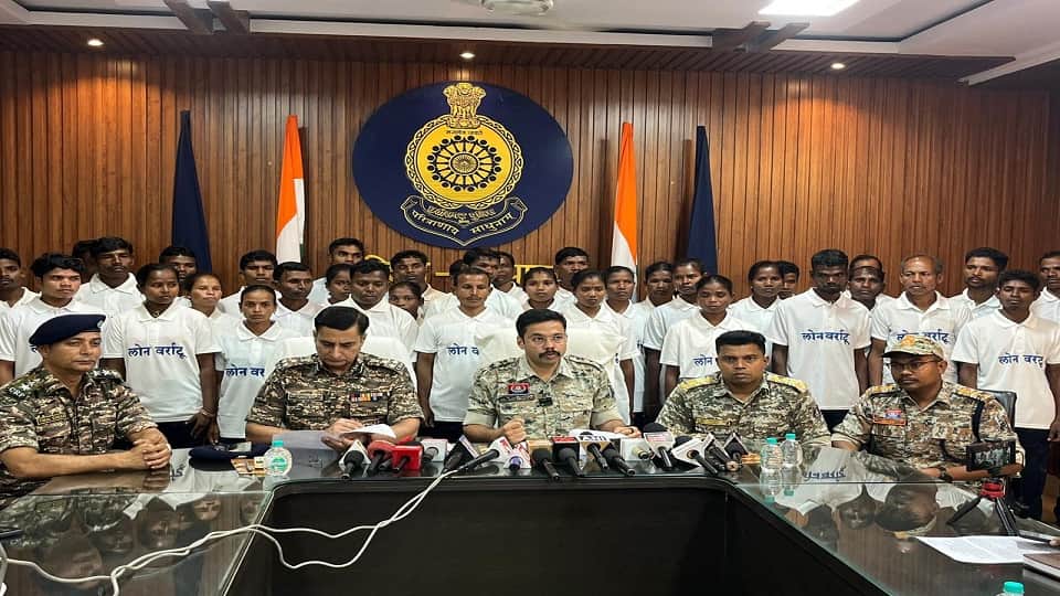 37 नक्सलियों ने किया सरेंडर