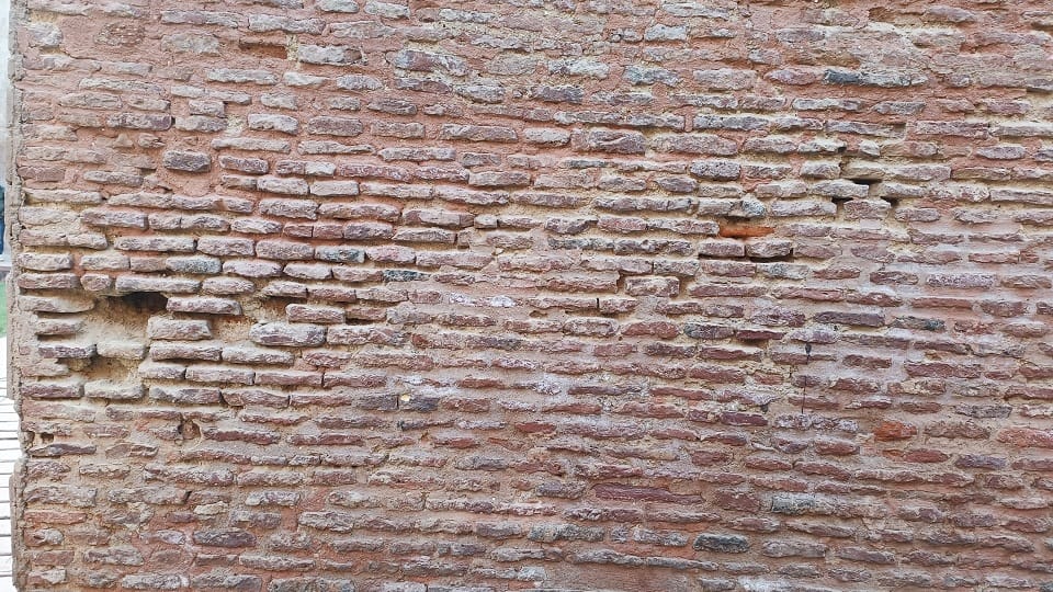 Bricks falling offe wall of Agra Fort