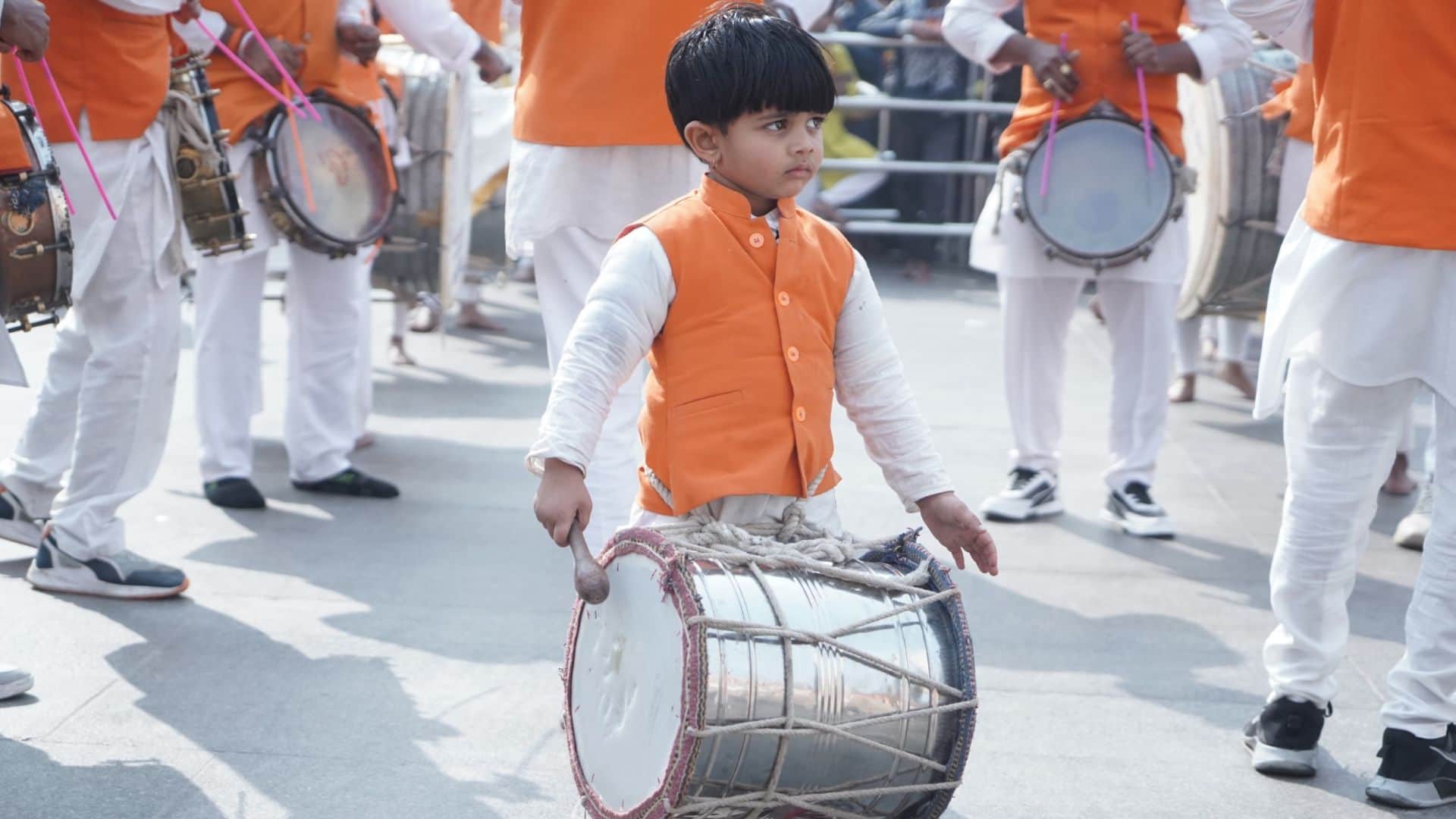 kashi Vishwanath Dham resounded with drums and chants saffron-clad youth played damru photos