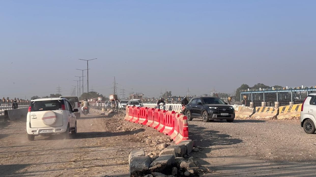 After three months, traffic started on both lanes of the fourth bridge.