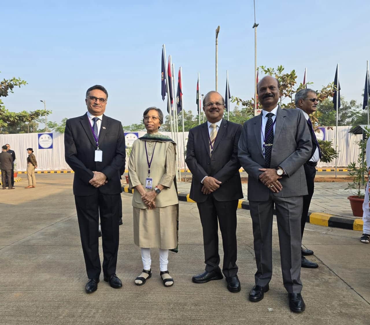 डीजीपी कैलाश मकवाणा दाईं तरफ पहले नंबर पर