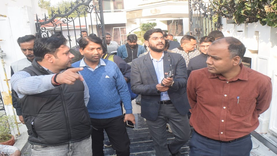 Meerut: Even the gates in Saket and Defense Colony were not opened, officers kept shouting outside