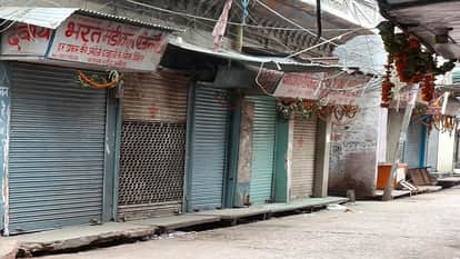 फफाला बाजार में बंद पड़ीं दुकानें