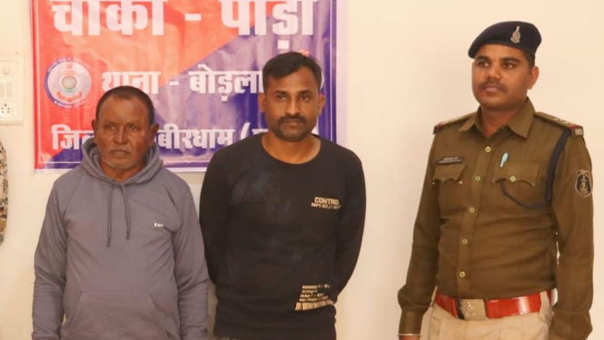 Kabirdham police arrested two trainers who made fake liquor
