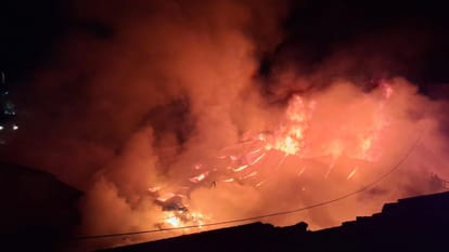 Jhansi: Massive fire breaks out in plastic warehouse, fire tenders on the spot