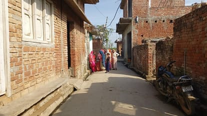 UP: Dead bodies of a loving couple found hanging from the same tree in Bijnor, the girl's marriage was fixed