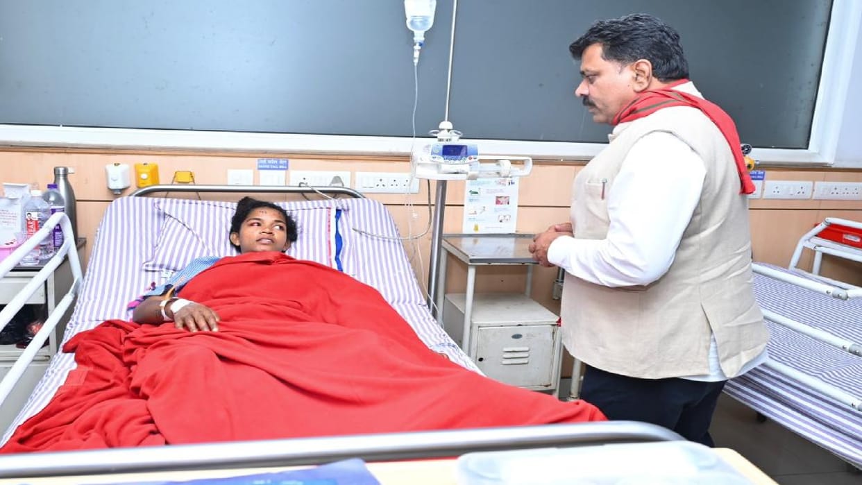 Deputy CM Vijay Sharma reached hospital and inquired about condition of injured woman constable in Raipur