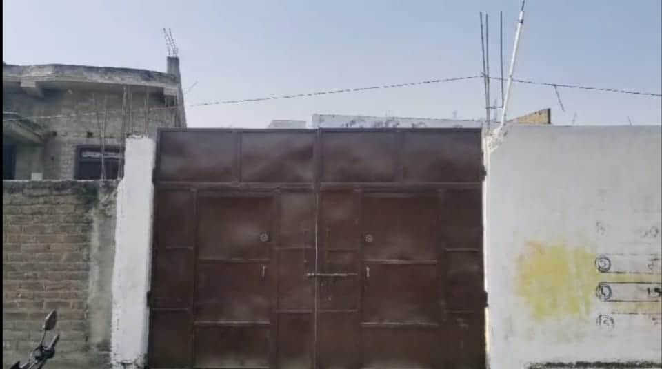 इसी घर में हुई छापेमारी