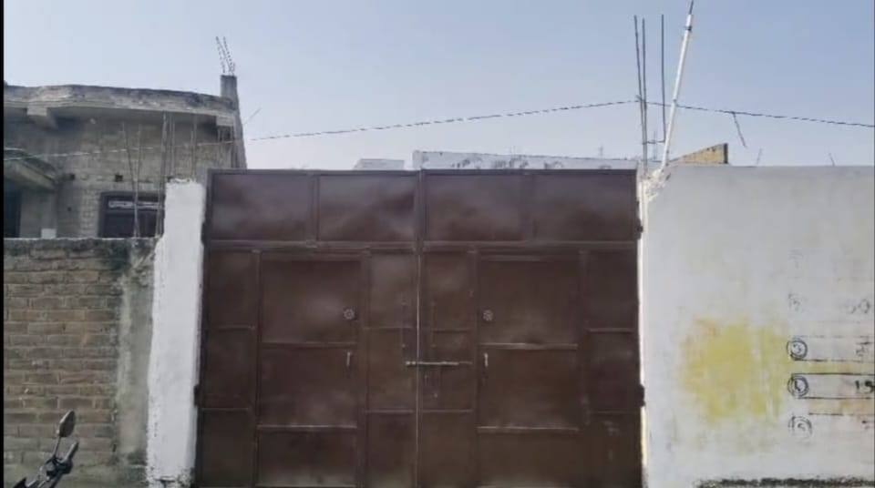 इसी घर में हुई छापेमारी