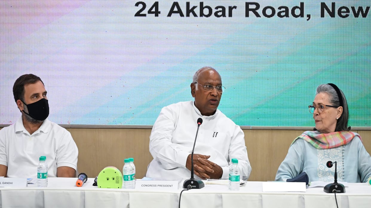 Ahead of Parliament winter session, senior Congress leaders meet at Sonia gandhi's residence
