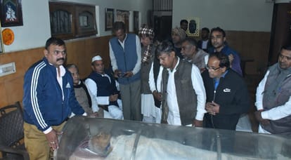 Shriprakash Jaiswal The last journey begins last rites will performed at Bhairav Ghat crowd of dignitaries