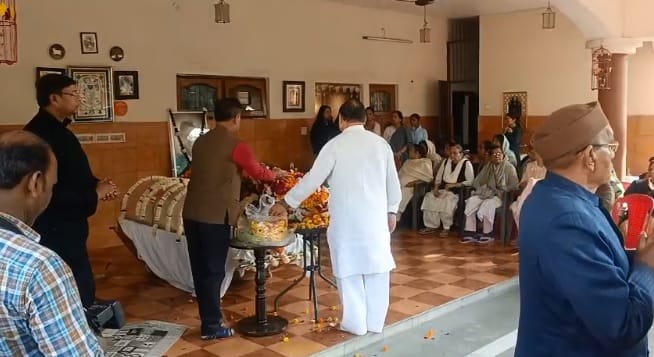 Kanpur People arrived to pay tribute to former coal minister crowd gathered at his residence for last glimpse