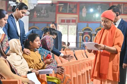 CM Yogi held janta darbar listened to problems of about 200 people