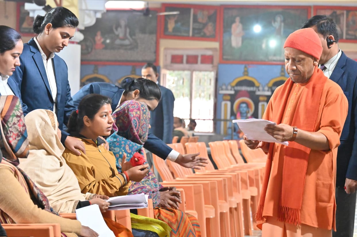 CM Yogi held janta darbar listened to problems of about 200 people