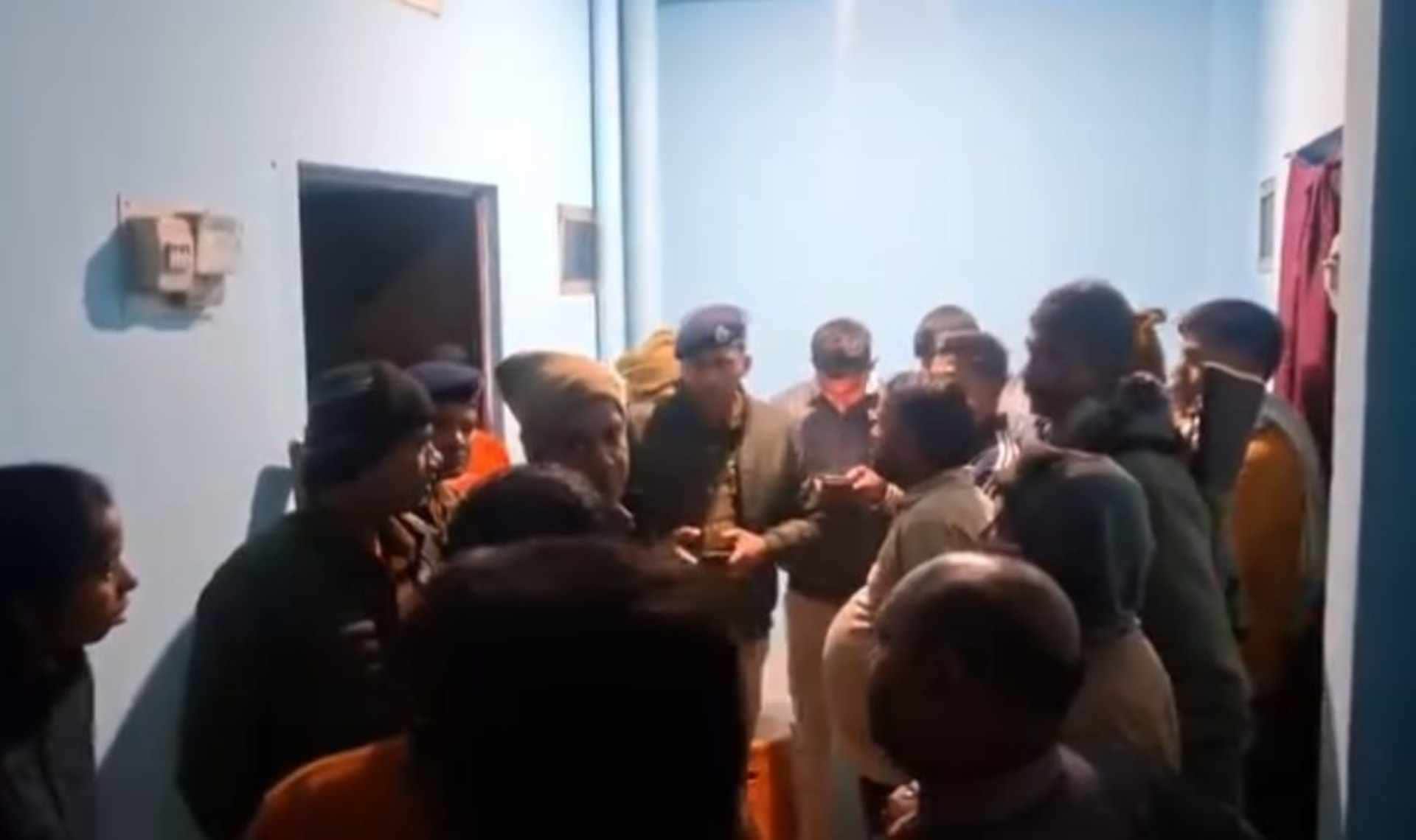 मौके पर मौजूद लोग