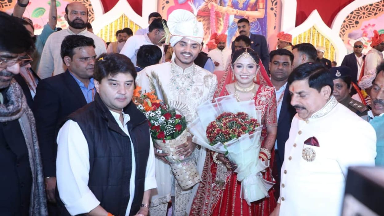 Ujjain News:सामूहिक सम्मेलन में निकली Cm मोहन यादव के बेटे अभिमन्यु की  बारात, 22 जोड़ों के साथ आज लेंगे फेरे - Mp Cm Mohan Yadav Son Abhimanyu  Baraat Joins Samuhik Vivah 22