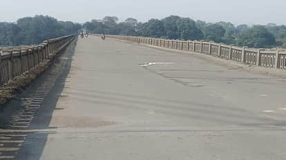 Traffic on the 50 year old Hasdeo bridge has been closed caution is advised against any accident due to damage