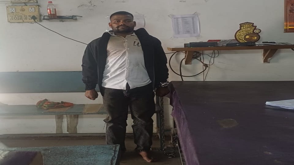 पुलिस की गिरफ्त में आरोपी