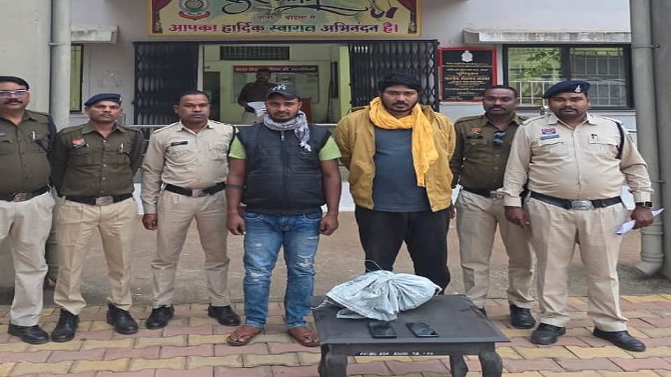 पुलिस की गिरफ्त में आरोपी