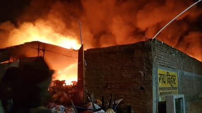 Jhansi: Massive fire breaks out in plastic warehouse, fire tenders on the spot