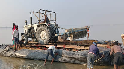 Farrukhabad: Farmers found a way to return to farming by making makeshift boats
