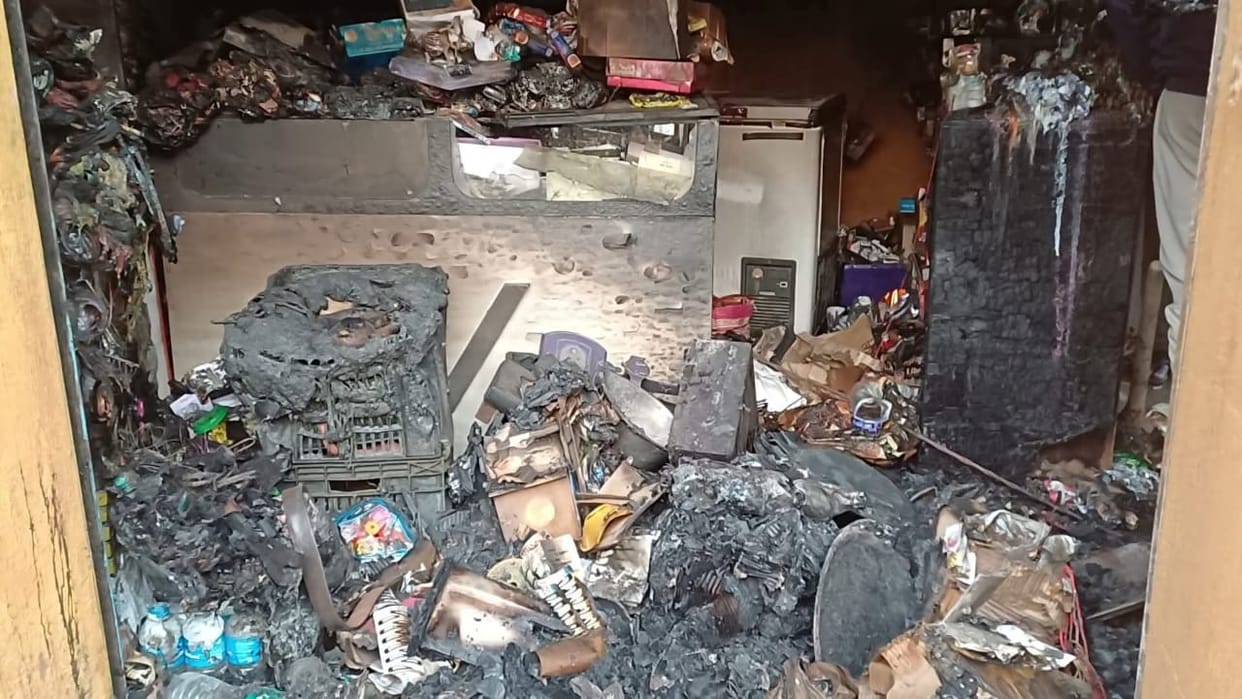 Bihar news : Arson at Gift Shop in Banpur; Five Lakh Loss, Accused Captured on CCTV in jamui news