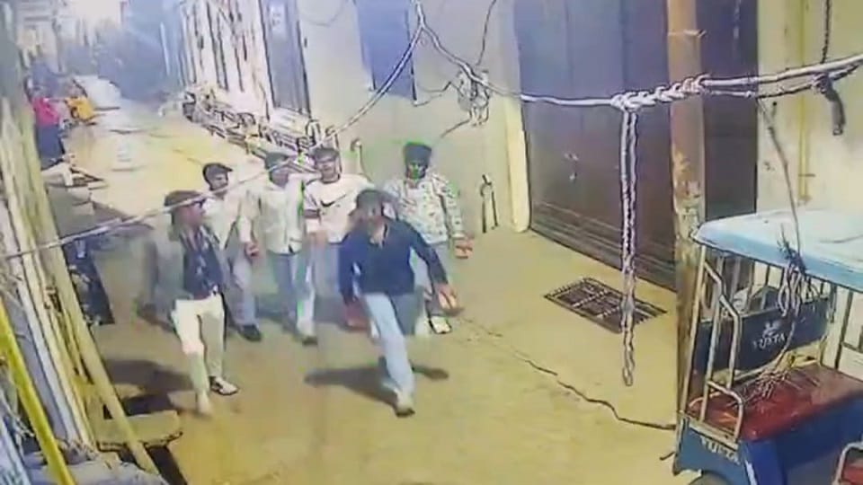 Stone pelting on wedding procession in Firozabad