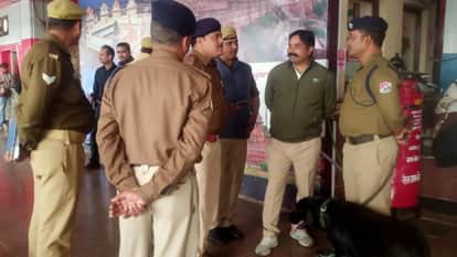 स्टेशन पर डॉग स्क्वॉड के साथ जीआरपी और आरपीएफ