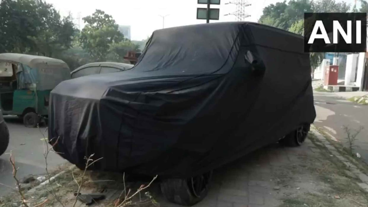 delhi road Accident speeding Mercedes car crushing three people and killing one