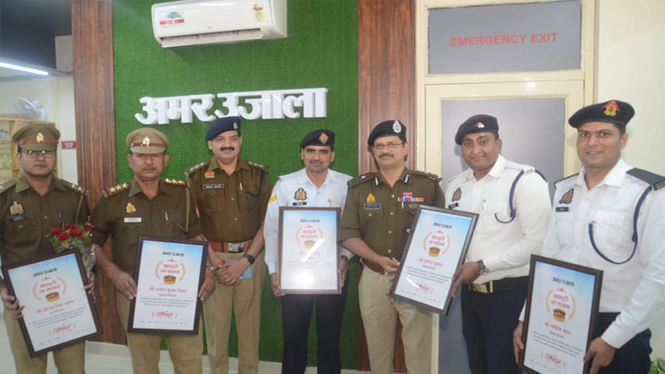 Kanpur: Five bravehearts who saved the lives of 45 passengers were honored and given mementos