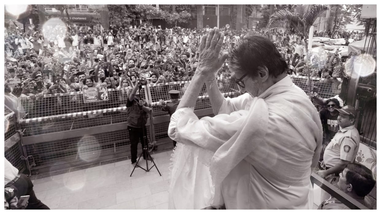 amitabh bachchan meet fans outside jalsa tweet for fans T 5582 the smiles that make me live