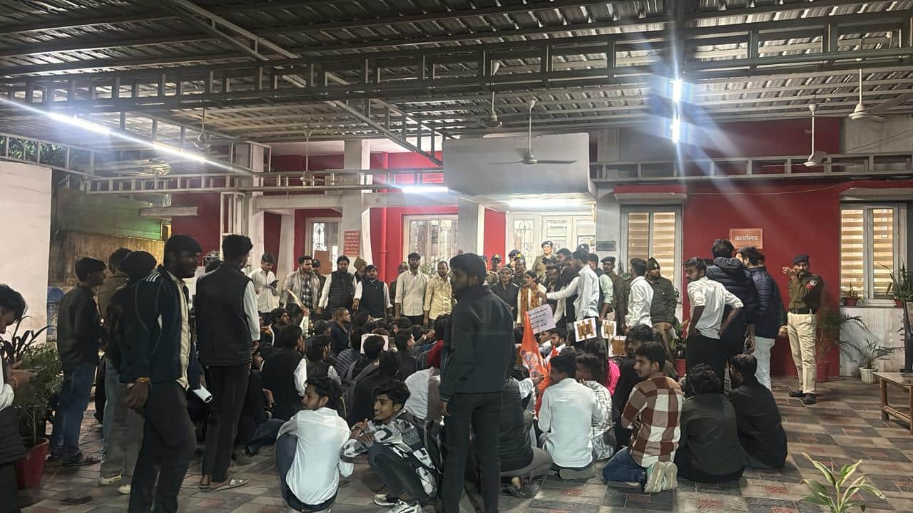 मंत्री इंदर सिंह परमार के बंगले में ABVP प्रदर्शन