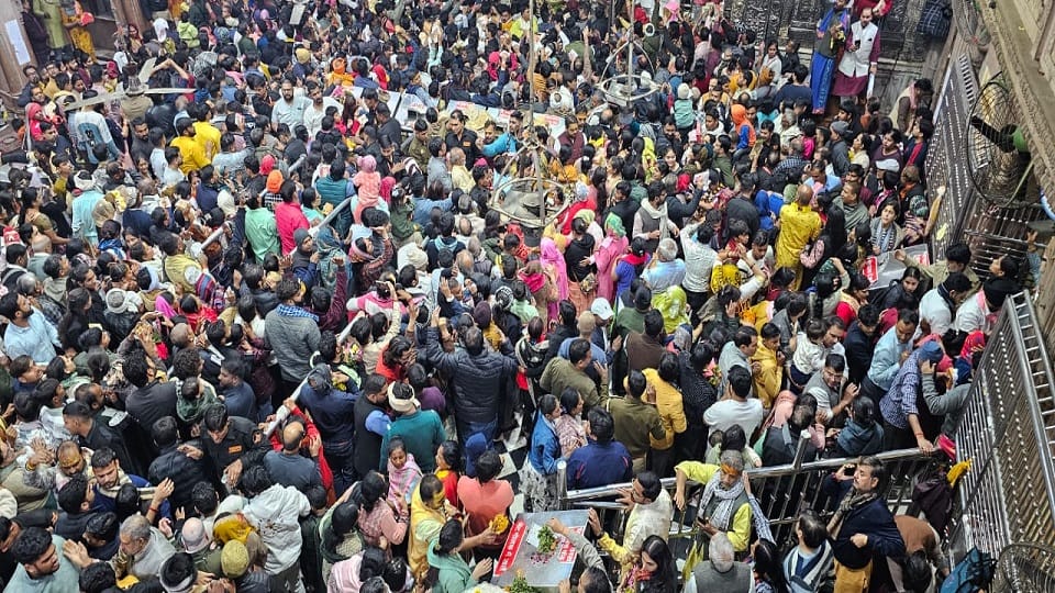 Banke Bihari temple in Vrindavan is already crowded before New Year; temple priests have made this appeal