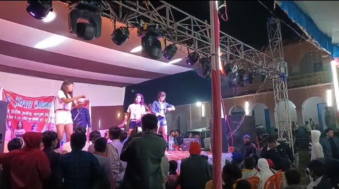 बार बालाओं ने अश्लील गीतों पर ठुमके लगाए।