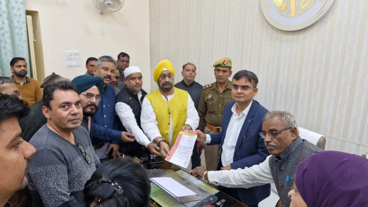 Traders met DM Satyendra Kumar regarding problems of business in Dal Mandi at varanasi