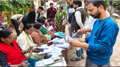 SIR: एक बार फिर बढ़ेगी एसआईआर की अवधि, यूपी में पौने तीन करोड़ गणना फॉर्म नहीं आए वापस; चुनाव आयोग गंभीर SIR period will be extended again in UP 2.75 crore counting forms have not been returned in state EC serious